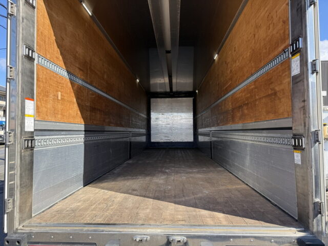 日野:17プロフィア:ハイルーフ:メッキ多数:アルミホイール:木床:E13Cエンジン