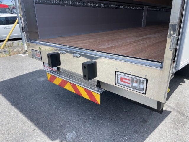 日野　17プロフィア　未使用　ハイルーフ　アルミホイール　リア門口ステンレス　7速MT