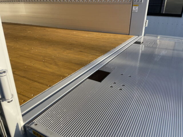 日野　17レンジャー　ウィング　6200ワイド　後輪エアサス　格納ゲート付　240馬力