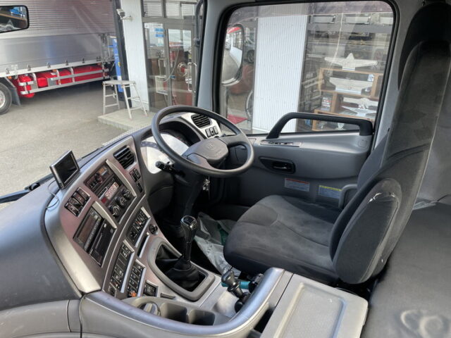 クオン　ハイルーフ　トレーラーヘッド　第5輪荷重11.500㎏　エアサス　410馬力