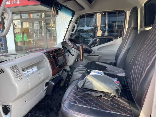 日野　デュトロ　4段クレーン　ラジコン　フックイン　前出しバンパー昇降機付き　ヒッチメンバー