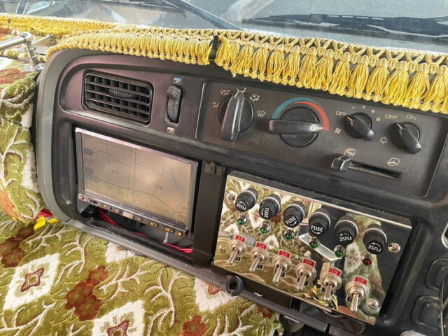 三菱ふそう　キャンター　平造りボディー　架装多数　電飾多数