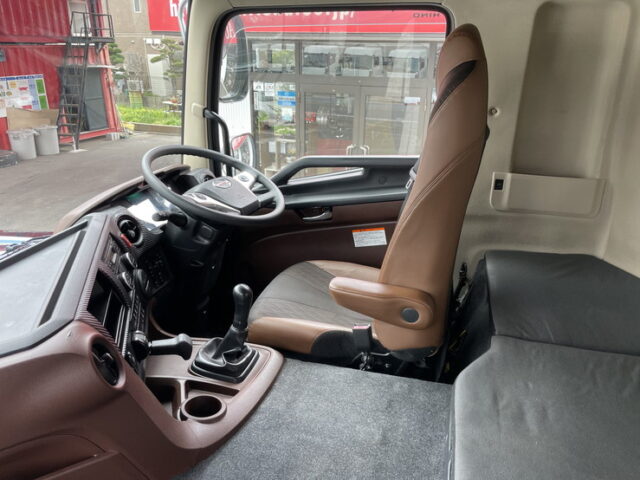 日野　17プロフィア　トレーラーヘッド　ハイルーフ　メッキ多数　アルミホイール　第5輪11.500㎏