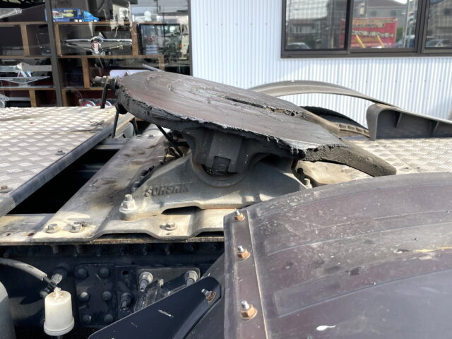 UDトラックス：クオン：トレーラーヘッド：メッキ多数：第5輪荷重11.500㎏