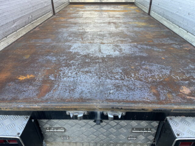 キャンター　平ボデーアルミブロック　標準幅　ロング　6速ＭＴ　生エンジン