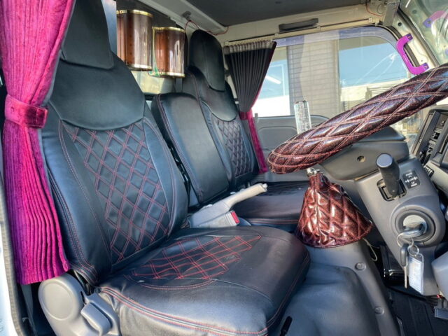 いすゞ：エルフ：平アルミブロック（70㎝）６速MT：フロントバイザー：ミラーステー：アルミホイール：架装多数　