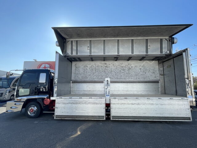 【委託販売車両】いすゞ：フォワード：205馬力：6MT：リア門口ステンレス：木床：ロケット：舟形バンパー：ステンレス多数　