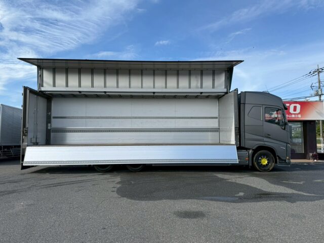 VOLVO：FH：グローブトロッター：ウィング：ブラックウルフホイール：木床