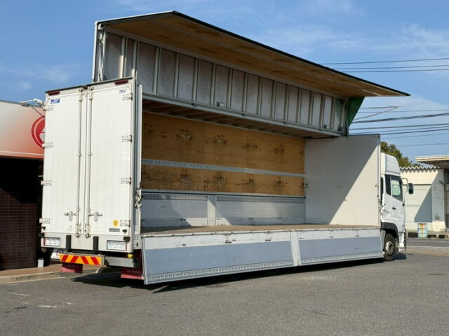 UDトラックス：クオン：ハイルーフ：ウィング：メッキ多数：木床：ラッシング2段