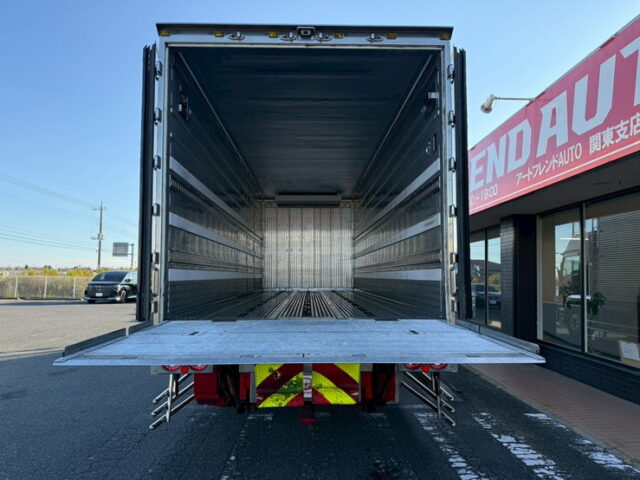 いすゞ：フォワード：ハイルーフ：冷凍バン：7100標準幅：架装多数：格納ゲート：エアサス