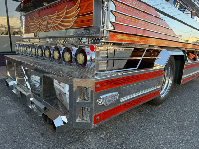 いすゞ：エルフ：イベント車：架装多数：カスタムペイント：荷台トランク仕様：マニ割り