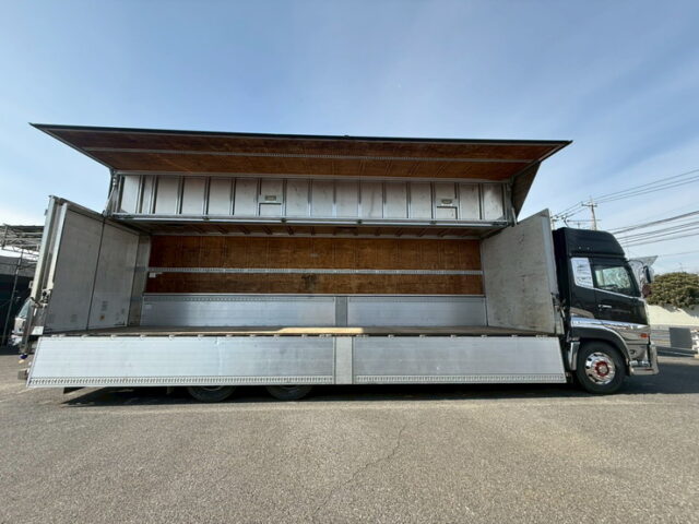 クオン:ハイルーフ:ウィング:メッキ多数:ステンレスバイザー:アルミホイール