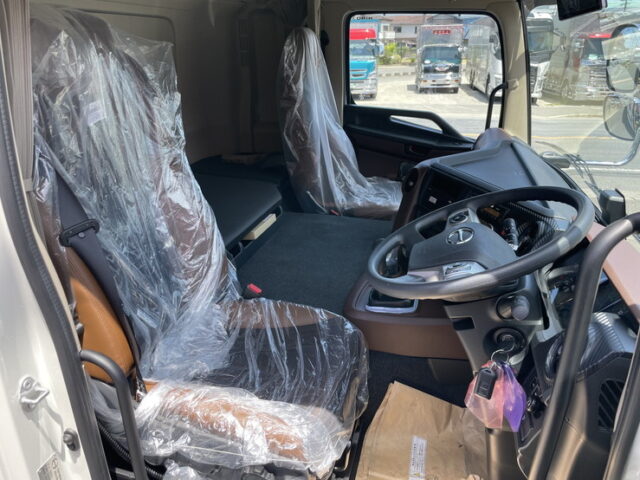 日野　17プロフィア　未使用　ハイルーフ　アルミホイール　リア門口ステンレス　7速MT