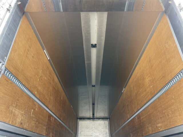 日野　17プロフィア　ハイルーフ　ウィング　リア門口ステンレス　アルミホイール