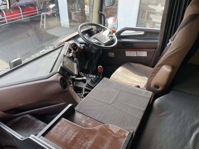 日野　17プロフィア　ダンプ　5300×2200　E13C　前出しバンパー　昇降機付き　電動コボレーン