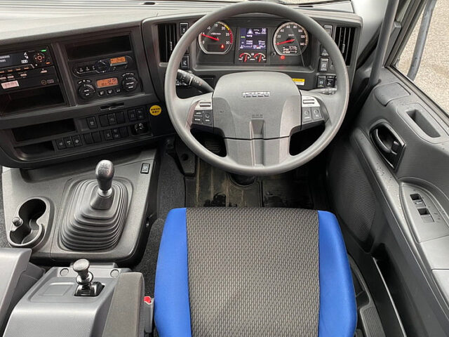 【826】H30　ギガ　4軸　ウィング　格納ゲート　7速MT　エアサス　走行距離10万km以下