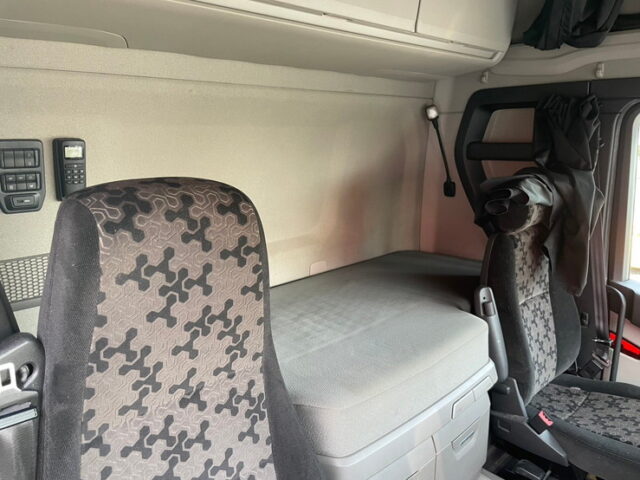 スカニア　R450　トレーラーヘッド　スライドカプラー　アルミホイール　ブタ鼻