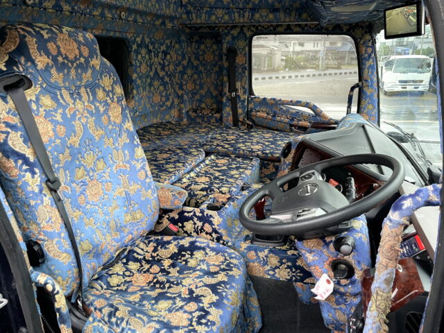 日野　17プロフィア　ハイルーフ　ウィング　造りボデー　1M10アオリ　内装生地張り