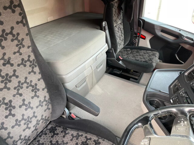 スカニア　R450　トレーラーヘッド　スライドカプラー　アルミホイール　ブタ鼻