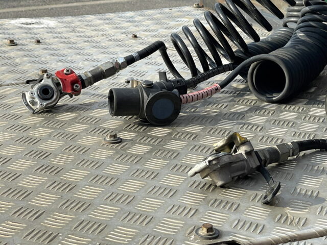 UDトラックス：クオン：トレーラーヘッド：メッキ多数：第5輪荷重11.500㎏