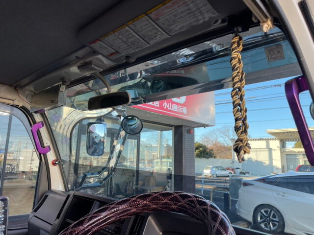 いすゞ：エルフ：平アルミブロック（70㎝）６速MT：フロントバイザー：ミラーステー：アルミホイール：架装多数　