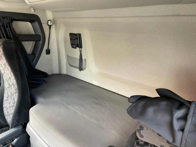 スカニア　R450　トレーラーヘッド　スライドカプラー　アルミホイール　ブタ鼻