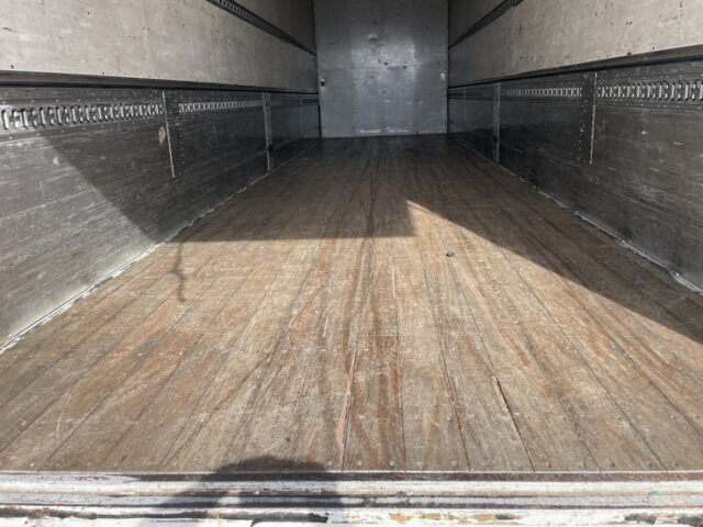 クオン：ハイルーフ：ウィング：跳上ゲート：総輪エアサス：エアロ付き：メッキ多数　