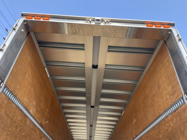 日野：17プロフィア：ハイルーフ：ウィング：メッキ多数：アルミホイール