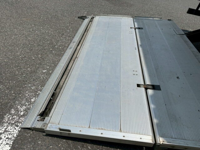 ファイター：6200ワイド：冷凍ウィング：板バネ：木床：アルミホイール：ステンレスサイドバンパー