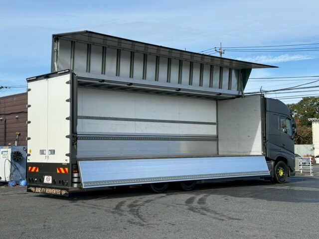 VOLVO：FH：グローブトロッター：ウィング：ブラックウルフホイール：木床