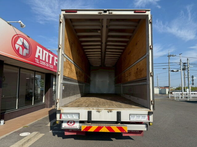 UDトラックス：クオン：ハイルーフ：ウィング：メッキ多数：木床：ラッシング2段