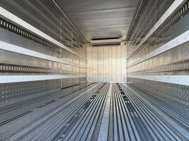 いすゞ：フォワード：ハイルーフ：冷凍バン：7100標準幅：架装多数：格納ゲート：エアサス