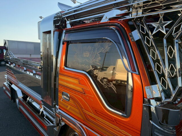 いすゞ：エルフ：イベント車：架装多数：カスタムペイント：荷台トランク仕様：マニ割り