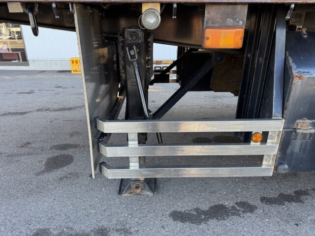 東邦：トレーラー：まな板：3軸：スタンション多数：内フック多数：最大積載量27.500㎏