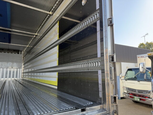 日野：17プロフィア：冷凍バン：メッキ多数：サブエンジン：ジョロ4キーストン