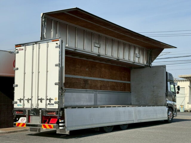 クオン:ハイルーフ:ウィング:メッキ多数:ステンレスバイザー:アルミホイール