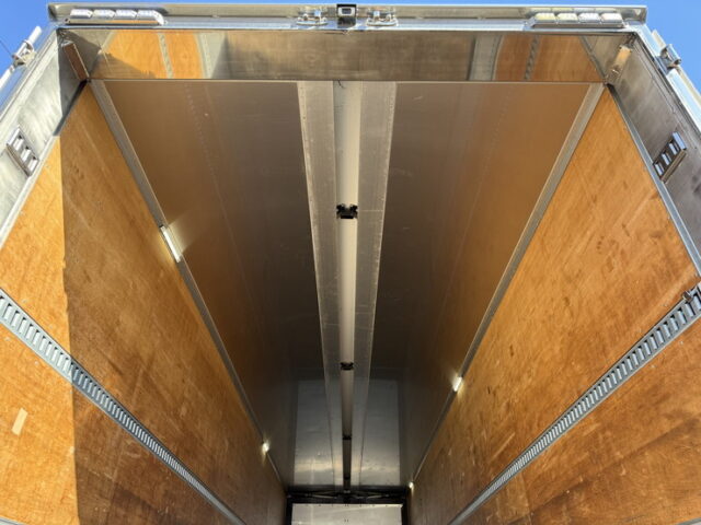 日野:17プロフィア:ハイルーフ:メッキ多数:アルミホイール:木床:E13Cエンジン