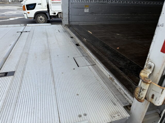 ファイター:ウィング:6200ワイド:後輪エアサス:格納ゲート:240馬力