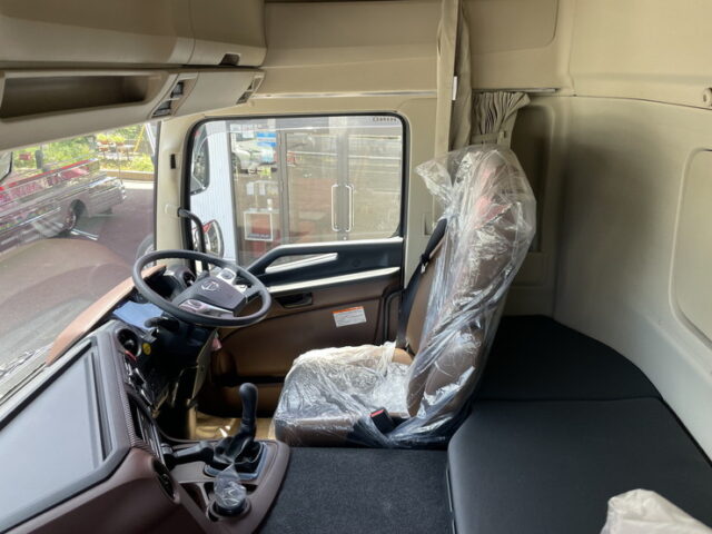 日野　17プロフィア　未使用　ハイルーフ　アルミホイール　リア門口ステンレス　7速MT