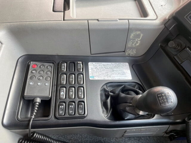 三菱ふそう　スーパーグレート　トレーラーヘッド　メッキ多数　7MT　