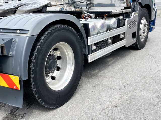 日野　17プロフィア　トレーラーヘッド　ハイルーフ　メッキ多数　アルミホイール　第5輪11.500㎏