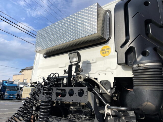 UDトラックス：クオン：トレーラーヘッド：メッキ多数：第5輪荷重11.500㎏
