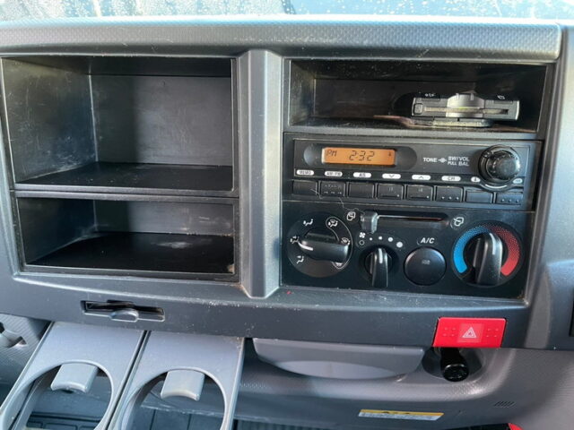 いすゞ：エルフ：平アルミブロック（70㎝）６速MT：フロントバイザー：ミラーステー：アルミホイール：架装多数　