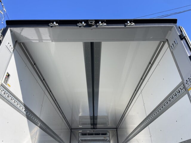 いすゞ：フォワード：増トン：冷凍ウィング：6600ボデー：エアサス：サーモキング製冷凍機