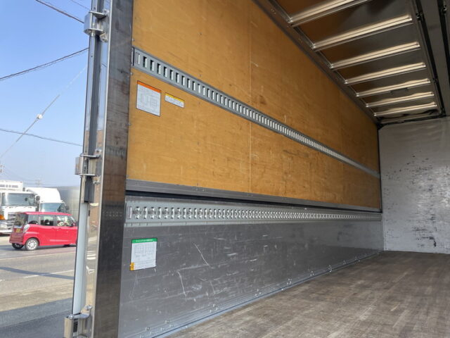 いすゞ：フォワード：ウィング：6200ワイド：エアサス：架装多数：木床：240馬力