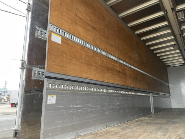 いすゞ　ギガ　ウィング　メッキ多数　ステンレス多数　アルミホイール