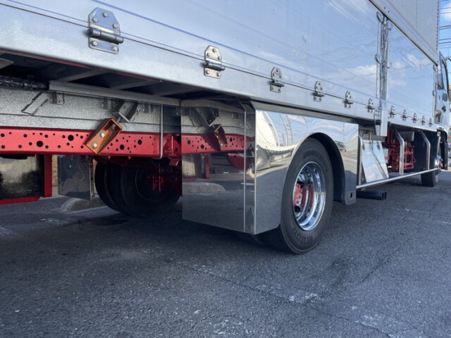 【委託販売車両】いすゞ：フォワード：205馬力：6MT：リア門口ステンレス：木床：ロケット：舟形バンパー：ステンレス多数　