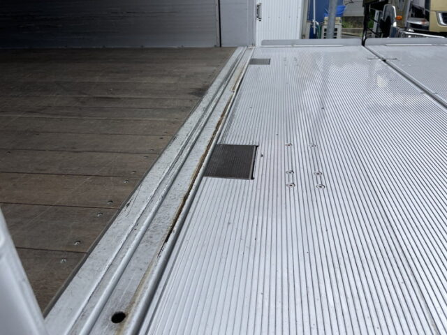 日野　17レンジャー　ハイルーフ　6200ワイド　エアサス　格納ゲート　低走行