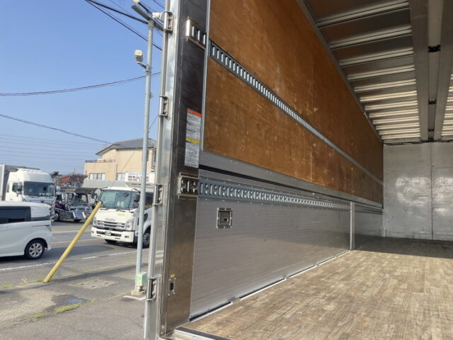 日野：17プロフィア：ハイルーフ：ウィング：メッキ多数：アルミホイール