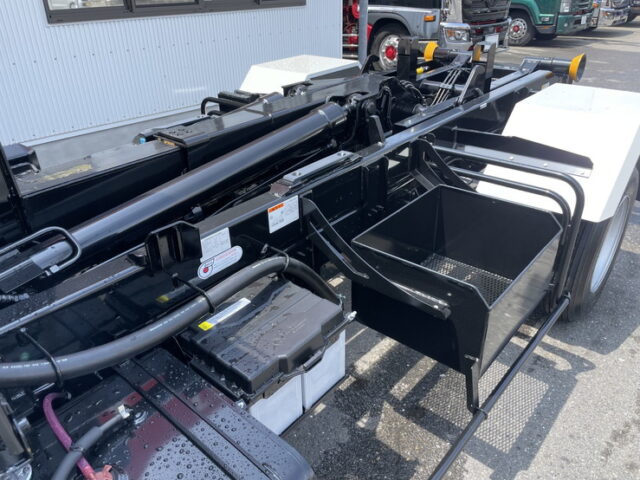 いすゞ：フォワード：登録済未使用：アームロール：3人乗り：ベッドレス：積載3.750㎏